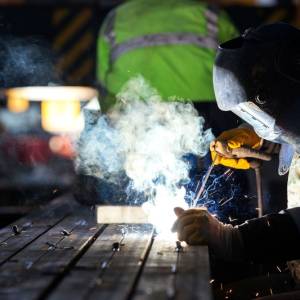 MMA-svetsning, svetsaren svetsar med täckt elektrod i fabriken. Stick welding, är en manuell bågsvetsningsprocess som använder en förbrukningselektrod täckt med ett flussmedel för att lägga svetsen.